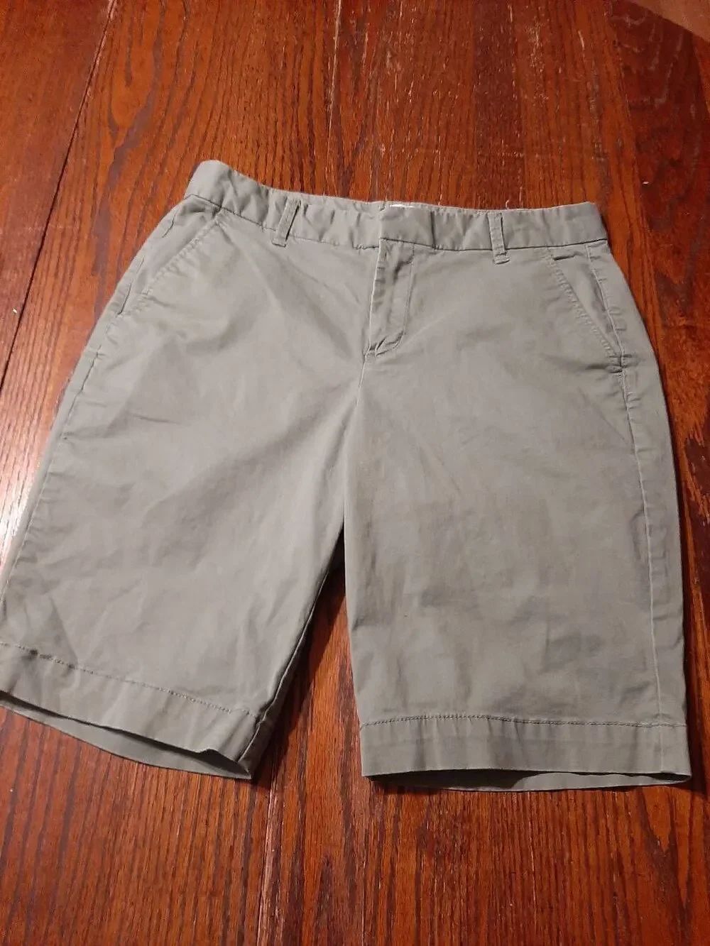 Size 6 Gap Green Mid Rise Bermuda Shorts with Pockets